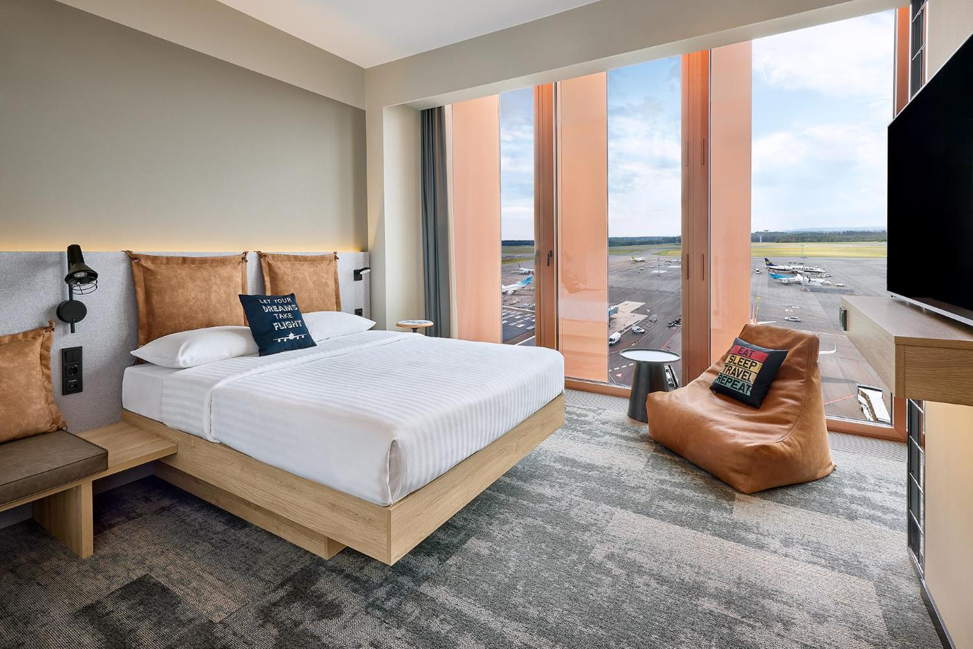 Hotel Moxy Luxembourg Airport à Niederanven Extérieur photo