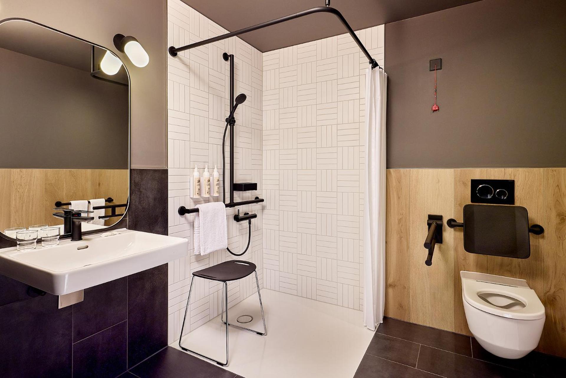 Hotel Moxy Luxembourg Airport à Niederanven Extérieur photo