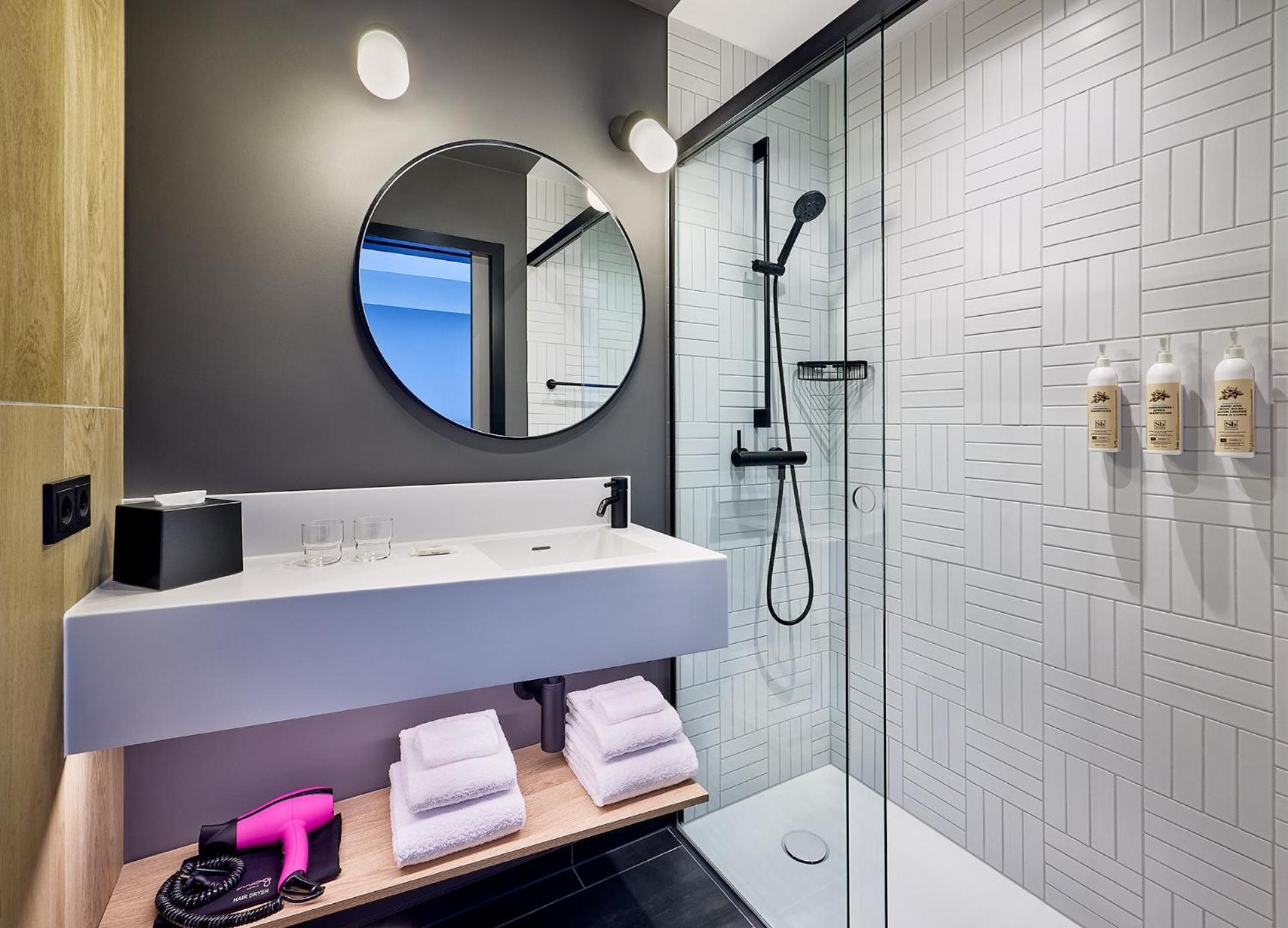 Hotel Moxy Luxembourg Airport à Niederanven Extérieur photo