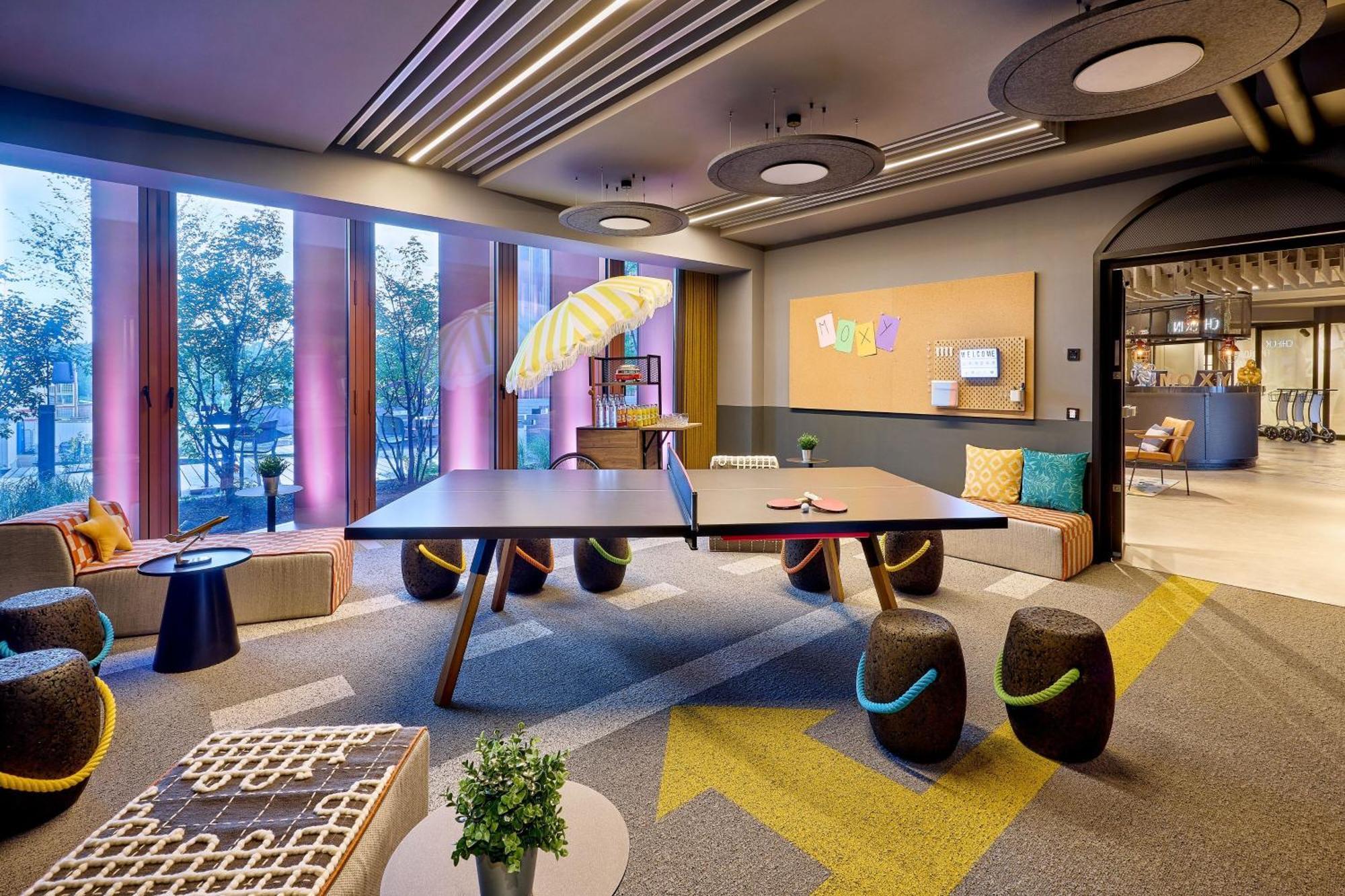 Hotel Moxy Luxembourg Airport à Niederanven Extérieur photo