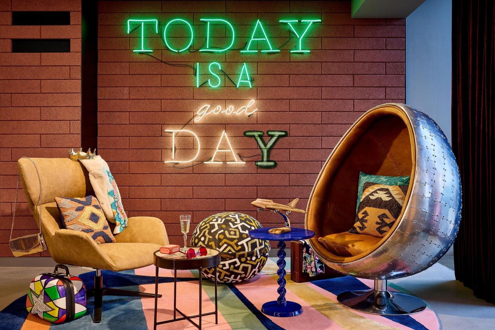 Hotel Moxy Luxembourg Airport à Niederanven Extérieur photo
