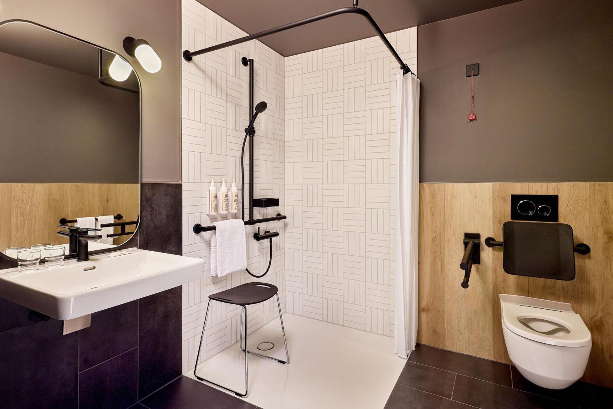 Hotel Moxy Luxembourg Airport à Niederanven Extérieur photo